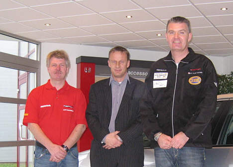 Teamejer Hans Hartmann (tv), Honda-direktør Mikael Larsen og Jesper Sylvest (th) efter indgåelsen af aftalen.